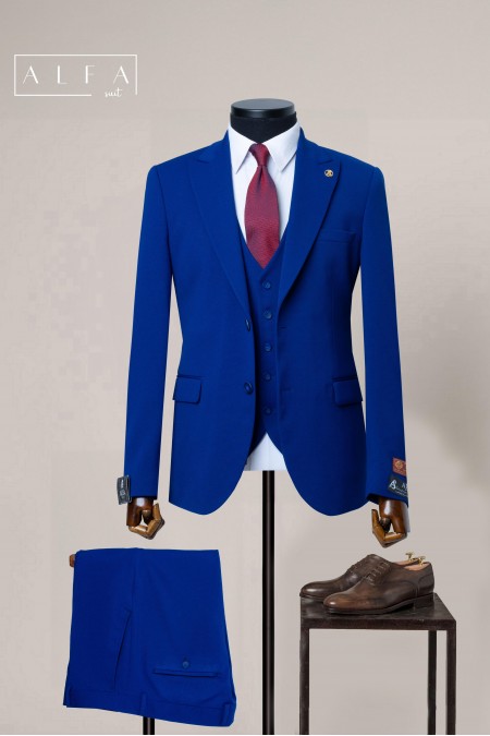 Saks Rengi İki Düğme Sivri Yaka Yelekli Takım Elbise – Şık ve Klasik Tarz