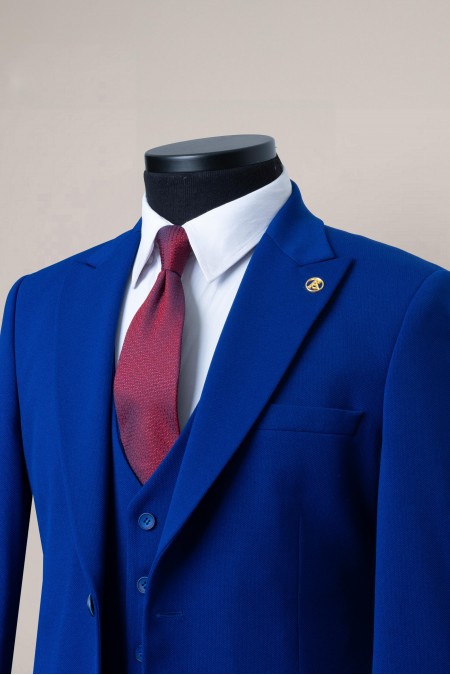 Saks Rengi İki Düğme Sivri Yaka Yelekli Takım Elbise – Şık ve Klasik Tarz