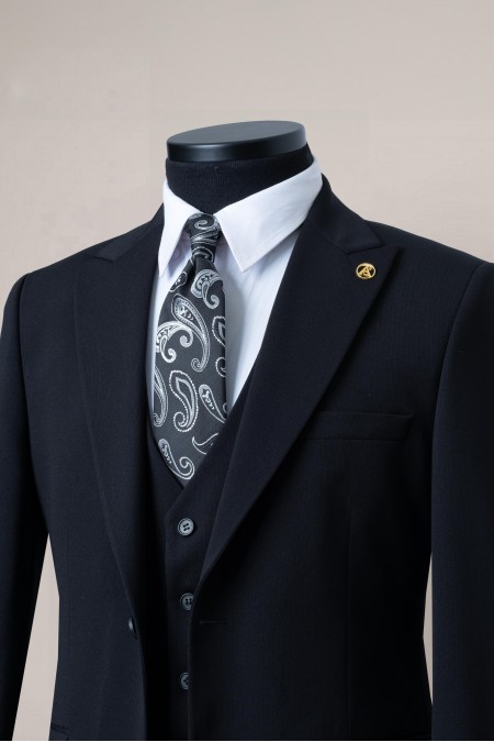 Siyah Erkek Takım Elbise – İki Düğmeli, Sivri Yaka, Yelekli Model | Alfa Suit