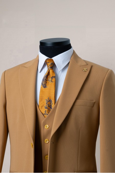 Taba Rengi İki Düğme Sivri Yaka Yelekli Takım Elbise